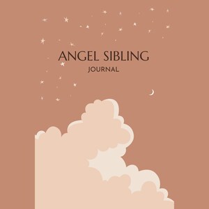 Op de afbeelding: Een dagboek met een hemels ontwerp. De omslag heeft een warme, gedempte oranje-bruine kleur, met de woorden "ANGEL SIBLING JOURNAL" in een schreefletter. Het ontwerp bevat een wolk, sterren en een halve maan.