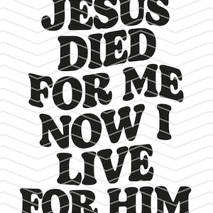 Könnte beinhalten: Schwarz-weißes Grafikdesign mit dem Text "JESUS DIED FOR ME NOW I LIVE FOR HIM". Der Text ist in einer fetten, Retro-Schriftart gehalten. Das Design beinhaltet ein dezentes Chevron-Muster im Hintergrund und ein Logo unten.