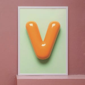 Impresión de la letra V para guardería - Arte mural con el alfabeto de burbujas naranjas - Descarga digital para habitación infantil - Póster moderno del ABC para habitación de bebé o niño pequeño