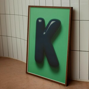 Impresión de la letra K para guardería - Arte mural con el alfabeto de burbujas azul marino - Descarga digital para habitación infantil - Póster moderno del ABC para habitación de bebé o niño pequeño