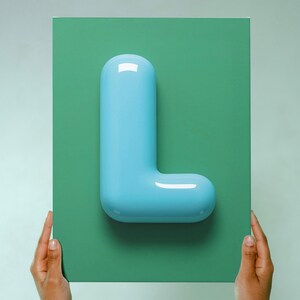 Impresión de la letra L para guardería - Arte mural con el alfabeto de burbujas azules - Descarga digital para habitación infantil - Póster moderno del ABC para habitación de bebé o niño pequeño