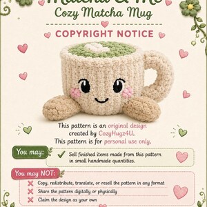 Pu&ograve; includere: Un peluche a forma di tazza all'uncinetto con corpo beige, parte superiore verde che rappresenta il matcha e un dettaglio in schiuma bianco a forma di cuore. Il viso ha occhi neri, un piccolo sorriso e guance rosa. Il testo recita Matcha & Me Cozy Matcha Mug e include avvisi di copyright sull'uso del modello da parte di CozyHugz4U.