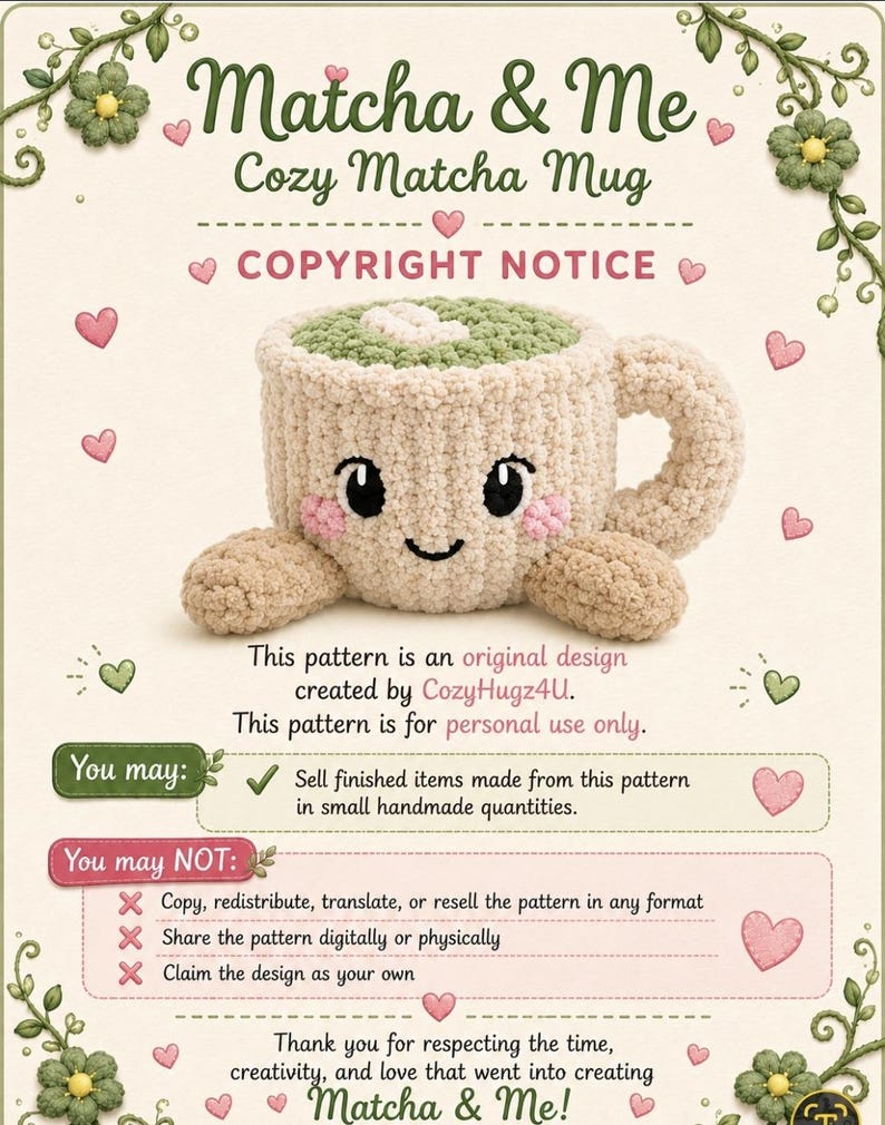 Pu&ograve; includere: Un peluche a forma di tazza all'uncinetto con corpo beige, parte superiore verde che rappresenta il matcha e un dettaglio in schiuma bianco a forma di cuore. Il viso ha occhi neri, un piccolo sorriso e guance rosa. Il testo recita Matcha & Me Cozy Matcha Mug e include avvisi di copyright sull'uso del modello da parte di CozyHugz4U.