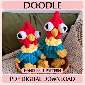 Puede incluir: Dos juguetes de pollo de peluche hechos de hilo suave, con cabezas rojas, ojos blancos grandes con pupilas negras, picos amarillos y cuerpos azules con patas amarillas. El texto DOODLE HAND KNIT PATTERN PDF DIGITAL DOWNLOAD aparece en la imagen.
