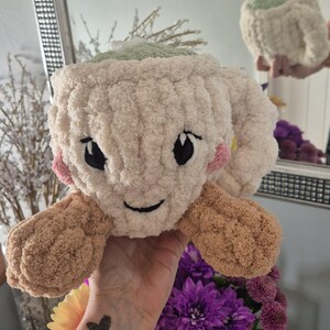 Pu&ograve; includere: Un peluche all'uncinetto a forma di tazza color crema con la parte superiore verde chiaro, braccia marroni all'uncinetto e un viso ricamato con occhi neri, un piccolo sorriso e guance rosa. Il filato morbido e testurizzato crea una forma rotonda.