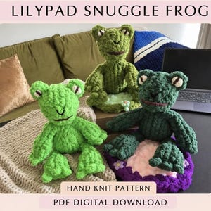 Könnte beinhalten: Drei Plüschfrosch-Spielzeuge in verschiedenen Grüntönen mit strukturiertem Garn, gestickten Augen und genähten Mündern. Der Text LILYPAD SNUGGLE FROG und HAND KNIT PATTERN PDF DIGITAL DOWNLOAD ist auf dem Bild mit diesen Stofftieren zu sehen.