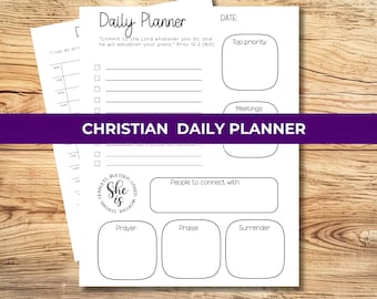 Puede incluir: Una página de planificador diario blanca con texto y líneas negras. Incluye secciones para prioridades, reuniones, contactos, oración, alabanza y entrega. Contiene el texto Daily Planner, Prov 16:3 y She is Fearless Blessed Loved Worthy Strong.