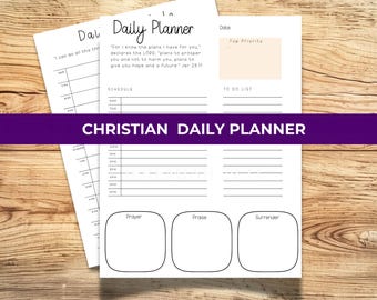 Puede incluir: Una página de planificador diario blanca con el texto Daily Planner, un horario con espacios de 6 a 20 horas, una lista de tareas, un cuadro de prioridad y tres secciones para Prayer, Praise y Surrender con un versículo bíblico.