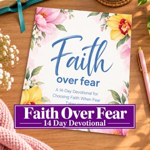 Puede incluir: Un libro devocional titulado Faith over fear, A 14-Day Devotional for Choosing Faith When Fear Takes Hold, con ilustraciones florales en acuarela de color rosa y amarillo. Un recuadro rectangular morado muestra el texto Faith Over Fear 14 Day Devotional.