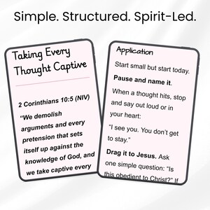 Op de afbeelding: Twee rechthoekige kaarten met afgeronde hoeken en zwarte tekst op een lichtroze achtergrond. De tekst bovenaan luidt Simple. Structured. Spirit-Led. De linkerkaart is getiteld Taking Every Thought Captive met 2 Corinthians 10:5. De rechterkaart is getiteld Application.