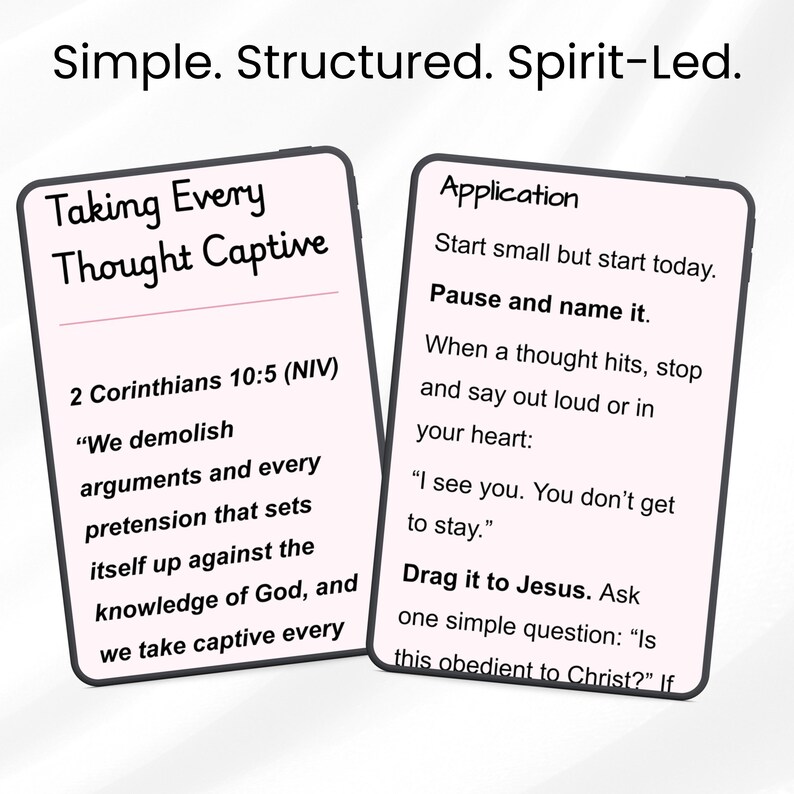 Op de afbeelding: Twee rechthoekige kaarten met afgeronde hoeken en zwarte tekst op een lichtroze achtergrond. De tekst bovenaan luidt Simple. Structured. Spirit-Led. De linkerkaart is getiteld Taking Every Thought Captive met 2 Corinthians 10:5. De rechterkaart is getiteld Application.