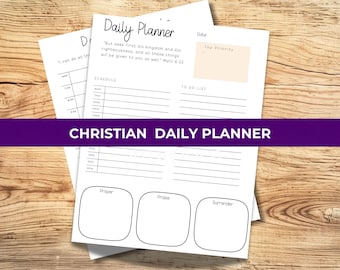 Puede incluir: Una hoja de planificador diario blanca con texto en negro que incluye un horario, una lista de tareas, un cuadro de prioridad y tres secciones etiquetadas como Prayer, Praise y Surrender. El texto incluye el versículo Mateo 6:33.