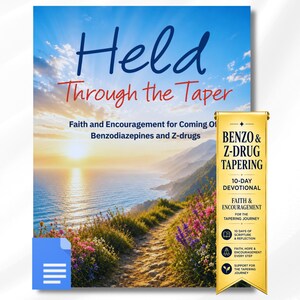 以下が含まれることがあります： Held Through the Taper: Faith and Encouragement for Coming Off Benzodiazepines and Z-drugsというタイトルの本。海岸の夕日の風景が描かれ、Benzo & Z-Drug Tapering 10-Day Devotionalと書かれた金色のリボン状のしおりが添えられている。