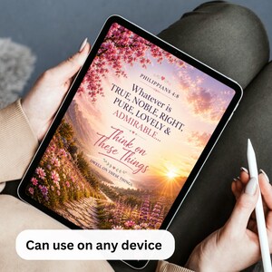 Op de afbeelding: Een digitale tablet met een landschap van roze kersenbloesems, een stenen pad en een zonsondergang boven bergen. De tekst luidt: Philippians 4:8, Whatever is true, noble, right, pure, lovely & admirable... Think on these things.