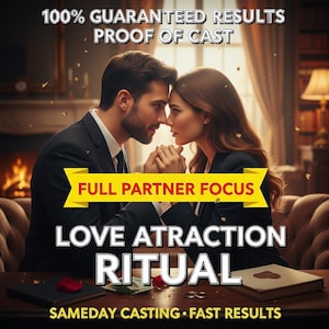 以下が含まれることがあります： フォーマルな服装のカップルの画像で、額が触れ合っており、テキストが重ねられています。テキストには「100％ GUARANTEED RESULTS」、「PROOF OF CAST」、「FULL PARTNER FOCUS」、「LOVE ATTRACTION RITUAL」、「SAMEDAY CASTING • FAST RESULTS」が含まれています。