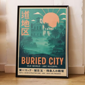 Può includere: Poster incorniciato con un design in stile vintage da viaggio. L'opera presenta una combinazione di colori verde acqua e arancione, raffigurante un paesaggio urbano con un sole nascente. Il testo include "BURIED CITY" e caratteri giapponesi.