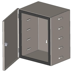 Pode incluir: Um armário de metal cinza com uma porta entreaberta, revelando um interior vazio. O armário tem formato retangular com uma borda preta ao redor da abertura da porta. Possui várias alças embutidas e uma trava.