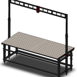 Peut inclure: Un établi en métal noir avec un plateau perforé gris clair. L'établi a un cadre rectangulaire et des pieds réglables. Une structure aérienne noire avec un composant rouge est fixée à l'établi.