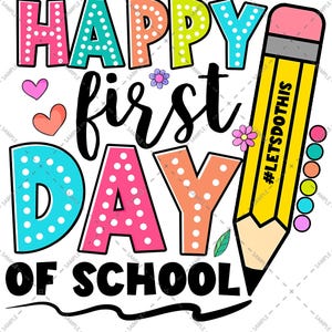 Könnte beinhalten: Buntes Grafikdesign mit dem Text "HAPPY first DAY OF SCHOOL" in verschiedenen Farben und Punkten. Ein großer gelber Bleistift mit dem Text "#LETSDOTHIS" ist ebenfalls enthalten. Perfekt für Schulsachen und Dekorationen.