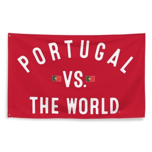 Könnte beinhalten: Rotes Banner mit dem weißen Text "PORTUGAL VS. THE WORLD". Der Text ist oben und unten gewölbt. Zwei kleine portugiesische Flaggen befinden sich auf beiden Seiten von "VS."
