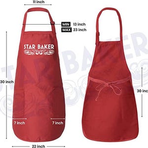 Op de afbeelding: Een rood schort met de witte tekst STAR BAKER en decoratieve krullen. Het schort is 30 inch lang en 22 inch breed, met een bovenbreedte van 11 inch, zakken van 7 inch en een verstelbare nekband van 13 tot 23 inch lang.