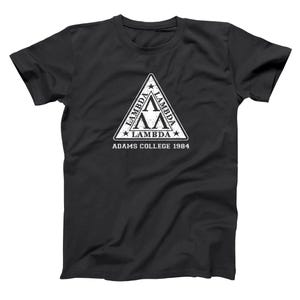 Pu&ograve; includere: T-shirt nero con un design triangolare bianco. Il design include la lettera greca Lambda, stelle e la scritta "ADAMS COLLEGE 1984". Lo stile generale evoca un design universitario vintage.