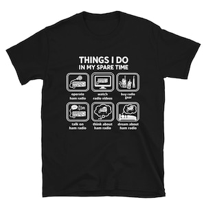 Könnte beinhalten: Ein schwarzes Kurzarm-T-Shirt mit weißem Text, der THINGS I DO IN MY SPARE TIME lautet. Unter dem Text befinden sich sechs quadratische Symbole mit den Beschriftungen: operate ham radio, watch radio videos, buy radio gear, talk on ham radio, think about ham radio, dream about ham radio.