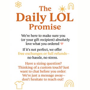 Pu&ograve; includere: Sfondo bianco con testo arancione "The Daily LOL Promise". Il testo promette soddisfazione con gli ordini, offrendo cambi o rimborsi gratuiti. Ulteriore testo incoraggia i clienti a contattare per domande.