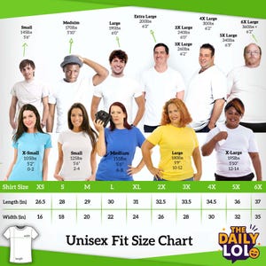 Pu&ograve; includere: Una tabella delle taglie unisex con modelli che indossano t-shirt. La tabella fornisce misure in pollici per la lunghezza e la larghezza della maglietta e taglie dalla XS alla 6XL. Il logo The Daily LOL si trova in basso a destra. I modelli sono di varie taglie.