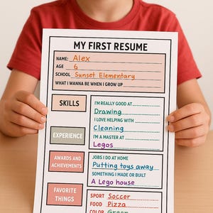 Pode incluir: Uma criança segurando uma folha de "Meu Primeiro Currículo". O currículo inclui o nome "Alex", idade 6 e escola "Sunset Elementary". Ele lista habilidades como desenho e limpeza, experiência com Legos e coisas favoritas como futebol, pizza e a cor verde.