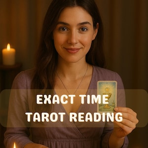 Puede incluir: Una mujer sostiene una carta del tarot con un diseño de cáliz dorado. La carta está numerada con el número 10. La imagen incluye el texto "EXACT TIME TAROT READING". El fondo está suavemente iluminado con velas.