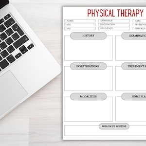 Könnte beinhalten: Ein weißes Blatt mit der Aufschrift "PHYSICAL THERAPY" in Rot. Das Blatt enthält Abschnitte für Patienteninformationen und Bereiche mit der Bezeichnung "History", "Examinations", "Investigations", "Treatment Plan", "Modalities" und "Home Plan". Ein Laptop ist oben links zu sehen.
