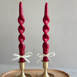 Handgemachte rote gedrehte Stabkerzen: Sojawachs, elegantes Design, elegantes Tischdekor. Osterkerzen-Set