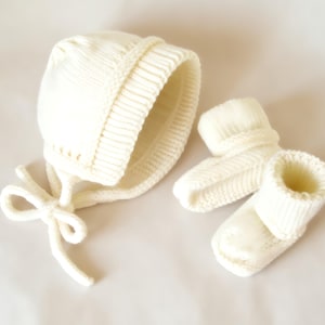 Hand Knit Baby Bonnet  Set, Newborn Wool Outfit, Cream Cable, Shower Gift