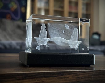 3D-Szene, inspiriert von Unreal Tournament, verewigt in 80×50 mm Kristall – Optionaler LED-Sockel