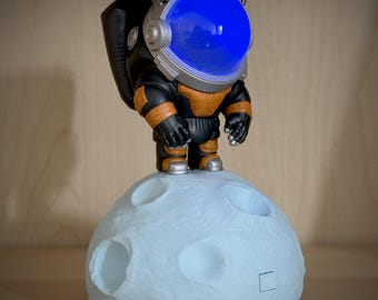 Decoratief beeldje van een astronaut op de maan