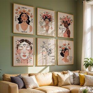 Puede incluir: Seis impresiones artísticas enmarcadas que presentan ilustraciones de mujeres con tocados florales y texto inspirador. La paleta de colores incluye rosas suaves, cremas y verdes. Las impresiones se exhiben sobre un sofá seccional beige.