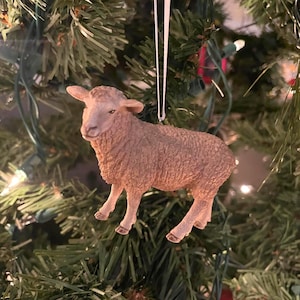羊のクリスマスツリーのオーナメント、リサイクルフィギュアのオーナメント、キリスト降誕のシーンのオーナメント
