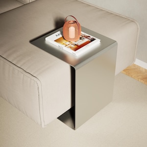 Tavolino laterale in metallo a forma di C: comodino moderno, arredamento accogliente