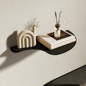 Estantería flotante de metal para pared: forma orgánica e irregular, elemento decorativo para sala de estar y recibidor.