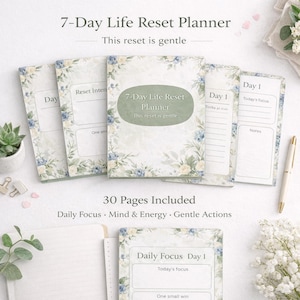 Könnte beinhalten: Ein 7-Tage-Life-Reset-Planer mit floralem Design. Der Planer hat eine weiche Farbpalette mit blauen und weißen Blumen. Der Text auf dem Cover lautet "7-Day Life Reset Planner" und "This reset is gentle". Der Planer enthält 30 Seiten.