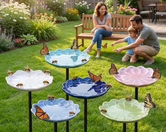 Puede incluir: Una colección de seis bebederos para pájaros con forma de flor sobre estacas de metal negro, cada uno en un color pastel diferente incluyendo blanco, azul claro, azul oscuro, rosa y verde claro, con mariposas monarca y abejas en los bordes.