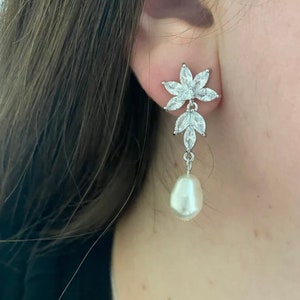 Silver Swarovski pearl earrings Mother of the Bride Gift Earrings wedding earrings pearl and crystal earrings Bridal earrings chandelier in