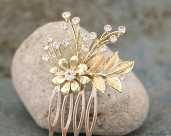 Small Wedding hair comb Gold veil comb Bridesmaid hair comb Bridal hair accessories floral Side bridal headpiece Wedding comb in Hair piece