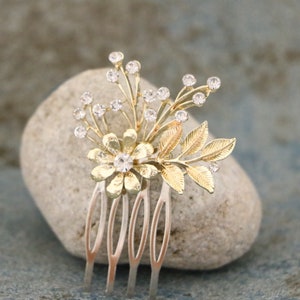 Small Wedding hair comb Gold veil comb Bridesmaid hair comb Bridal hair accessories floral Side bridal headpiece Wedding comb in Hair piece