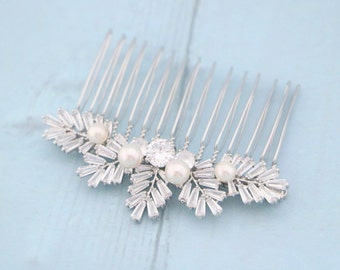 Wedding hair accessorie for bun Side bridal headpiece Wedding hair jewelry Bridal hair comb Silver Wedding hair clip Pearl hair comb Wedding