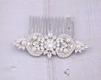 Wedding hair accessories for bun Pearl side comb Wedding headpiece Wedding hair jewelry Bridal hair piece Wedding comb Rhinestone hair clip