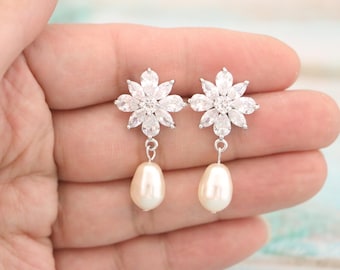 Silver wedding earrings dangle Pearl drop Bridal earrings Gold Crystal earring Rosegold earrings Wedding jewelry Rhinestone earrings jewelry