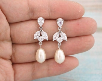 Boucles d'oreilles de mariage en perles Boucles d'oreilles de mariée en perles Boucles d'oreilles pendantes de mariage Boucles d'oreilles en forme de larme Boucles d'oreilles de demoiselle d'honneur Bijoux de mariage cadeau de demoiselles d'honneur