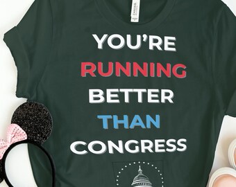 Maglietta da spettatore di maratona, maglietta divertente da corsa, stai correndo meglio del Congresso, maglietta per il giorno della gara, regalo per corridori, maglietta con umorismo politico